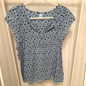 GAP Blue and white flowered batik style short sleeve top size medium